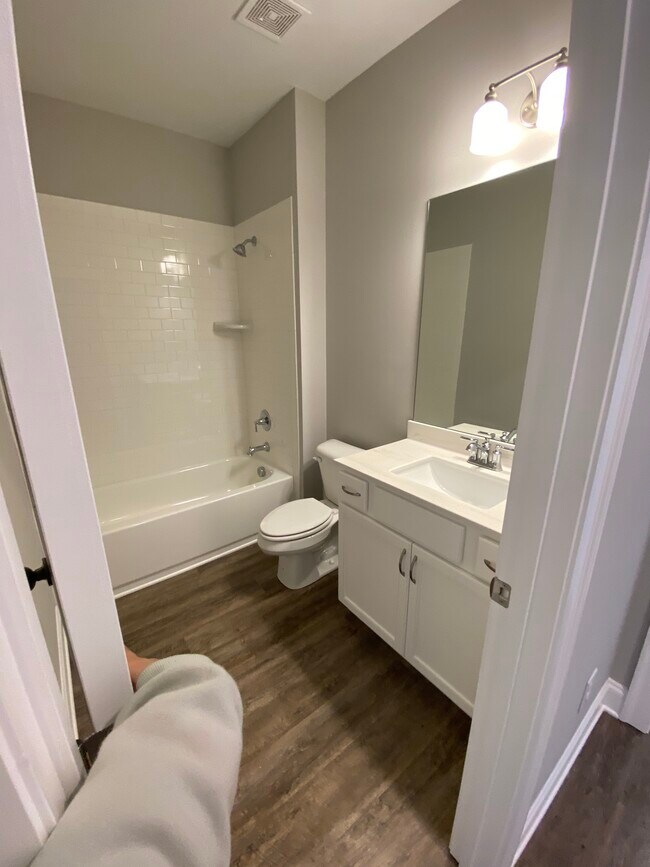 Shared bath - 325 Edgewater Dr
