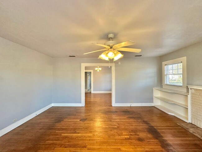 Building Photo - Oversized 3 bedroom and 2 bath in Tyler! T...