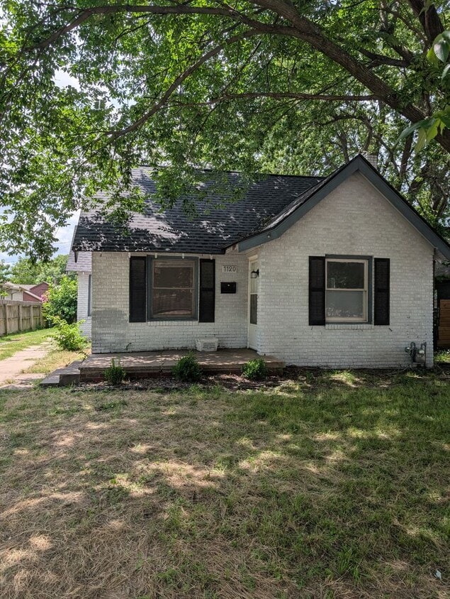 Primary Photo - 1120 S Columbia Ave