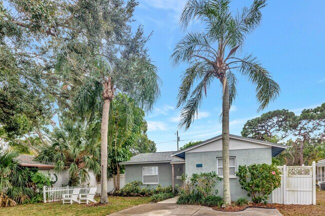 Foto del edificio - 3 BEDROOM 2 BATHROOM POOL HOME LOCATED IN ST. PETERSBURG