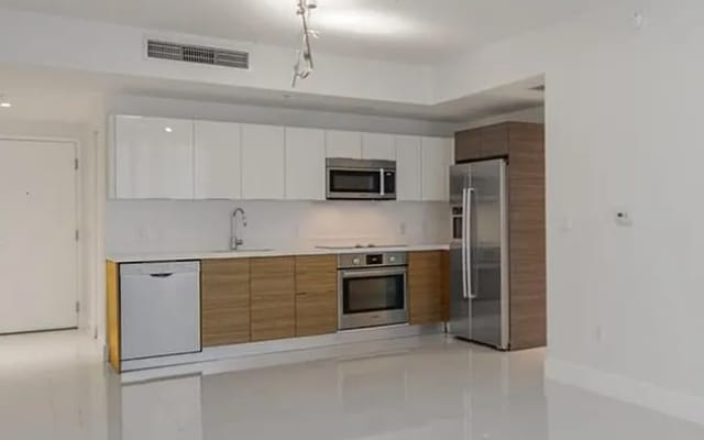 Building Photo - 1010 SW 2nd Ave