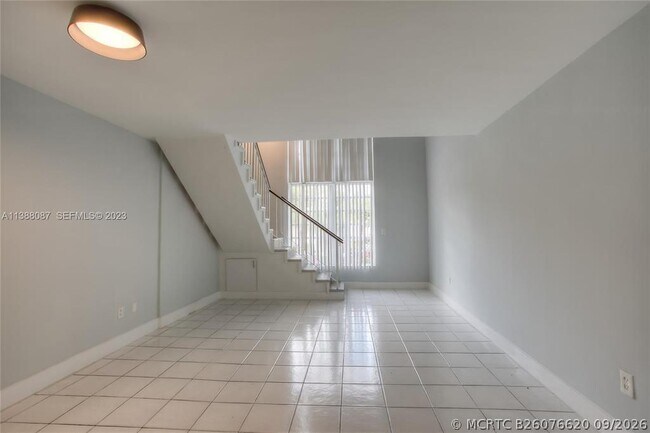 Building Photo - 10907 N Kendall Dr