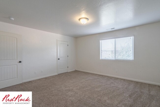 Building Photo - Charming 3 Bedroom Townhome with INTERNET INCLUDED & Dog-friendly!