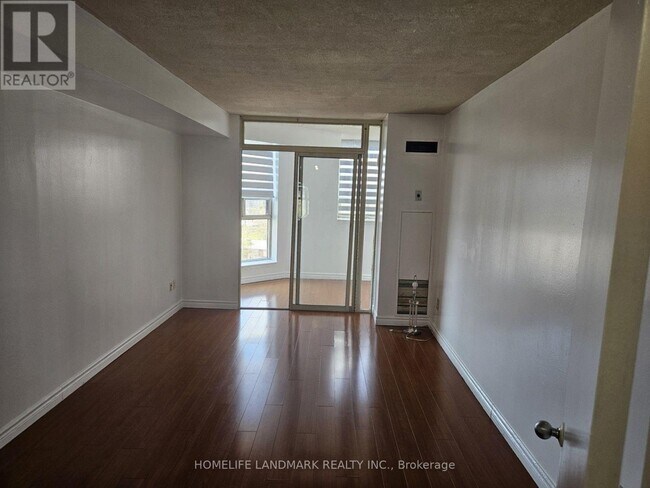 Photo du bâtiment - 2460 Eglinton Ave E