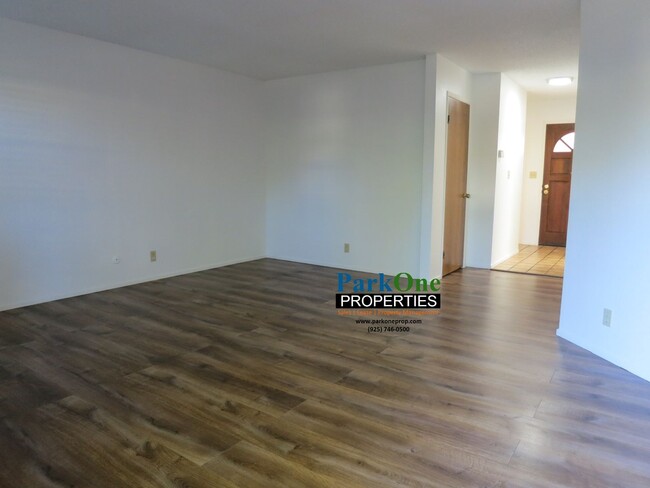 Foto del edificio - Large Town House Now Available in Martinez!