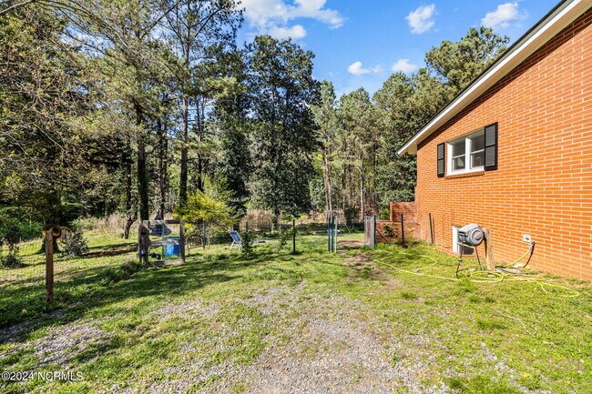 Building Photo - 806 Sunset Dr