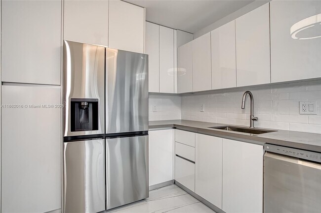Building Photo - 3140 S Ocean Dr