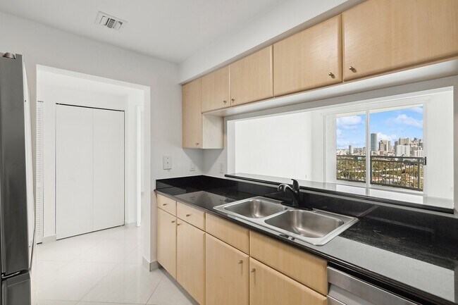 Building Photo - 2475 Brickell Ave