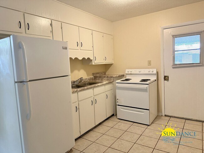 Building Photo - Newly Painted 2 Bedroom Home in Fort Walto...