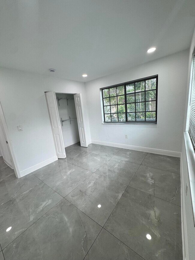 Building Photo - 410 S D St