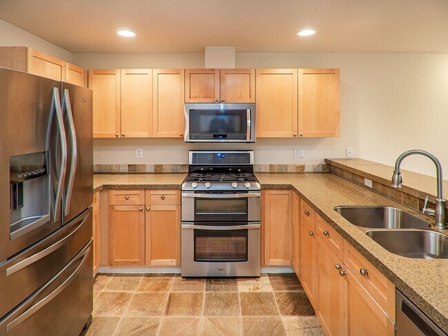 Building Photo - Townhome-Like Condo with Views