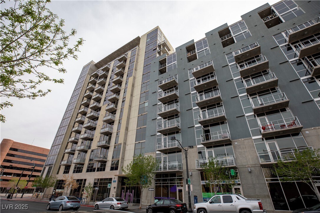 Foto principal - 353 E Bonneville Ave