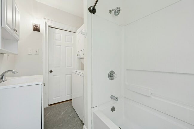 Building Photo - 109 W Queen Ln