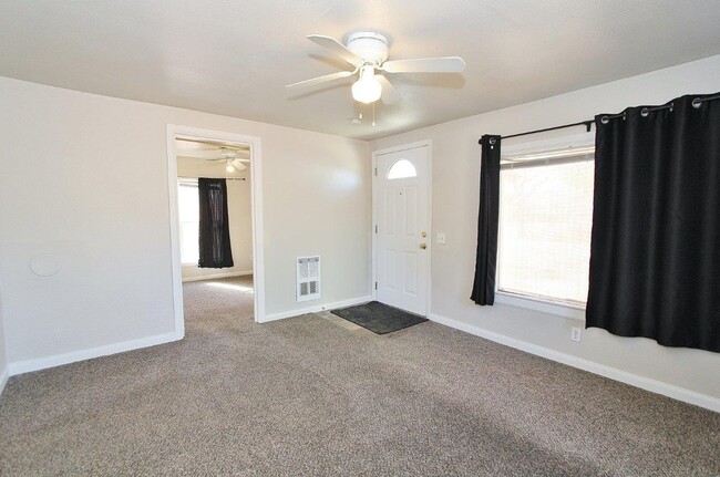 Building Photo - Charming Single-Level Home on the Bench