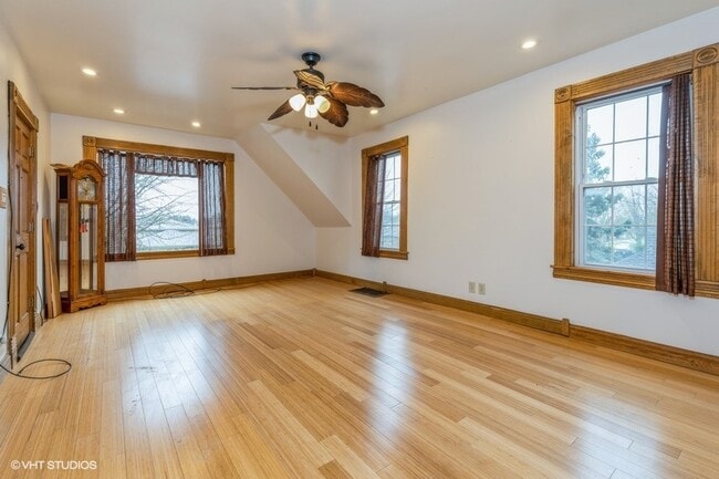Building Photo - 3836 N Oak Park Ave