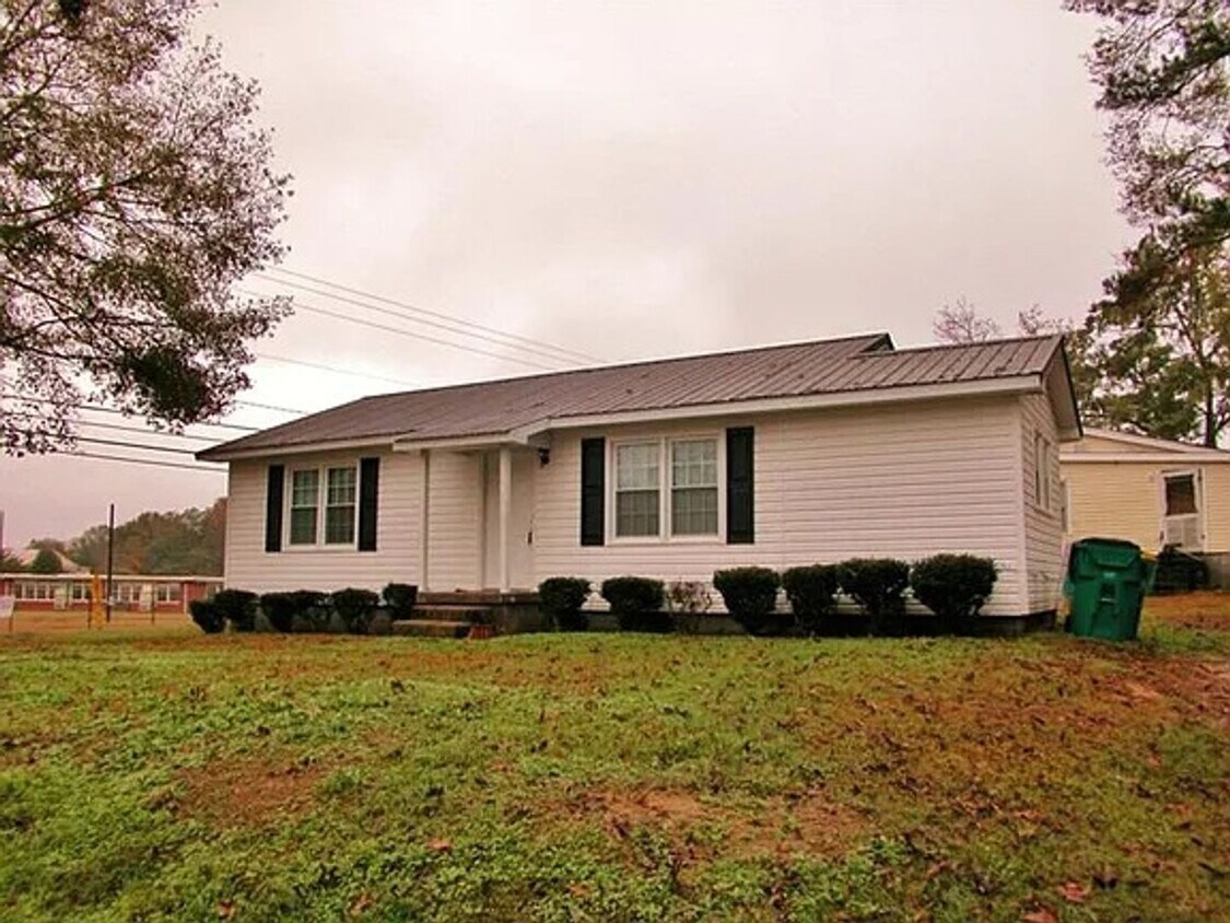 Primary Photo - Charming 3 Bedroom home