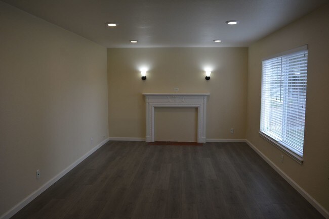 Building Photo - 3 br, 1 bath House - 2401 FERNWOOD AVENUE