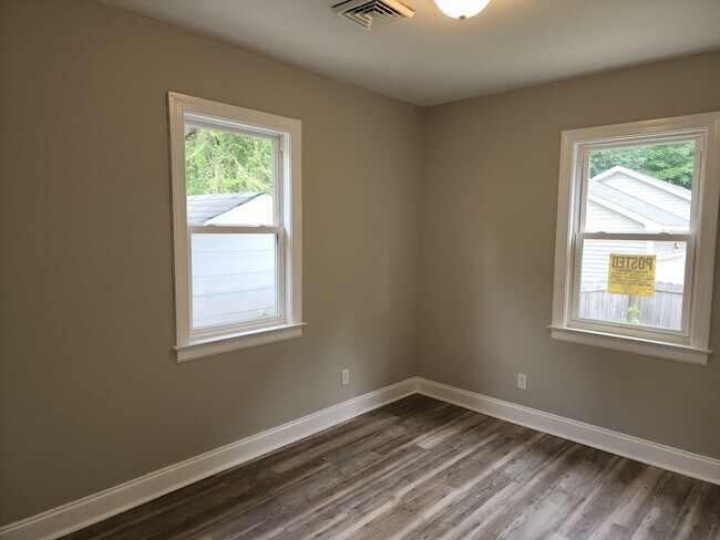 Foto del edificio - Updated 2 Bedroom, 1 bath with Large Backyard!