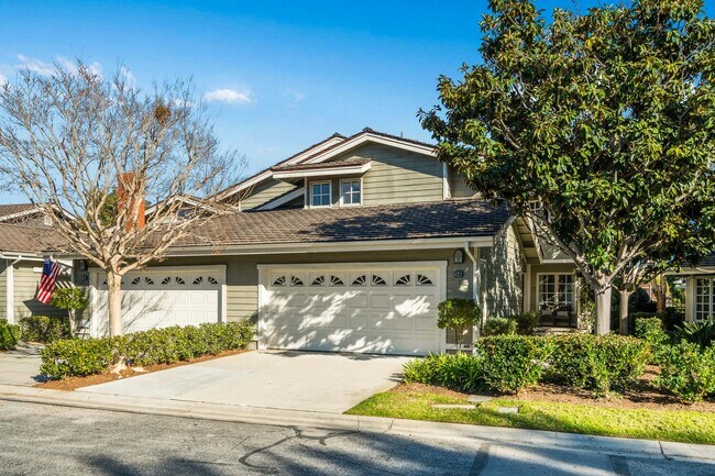 Building Photo - 14 Fairway Dr
