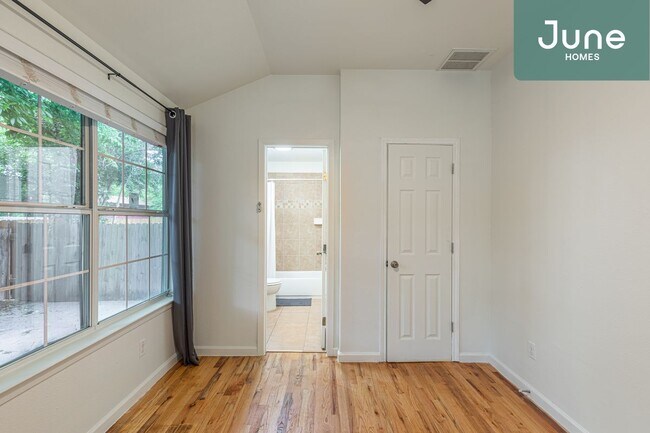 Building Photo - ROOM ONLY in 4-bed/2.0-bath Home