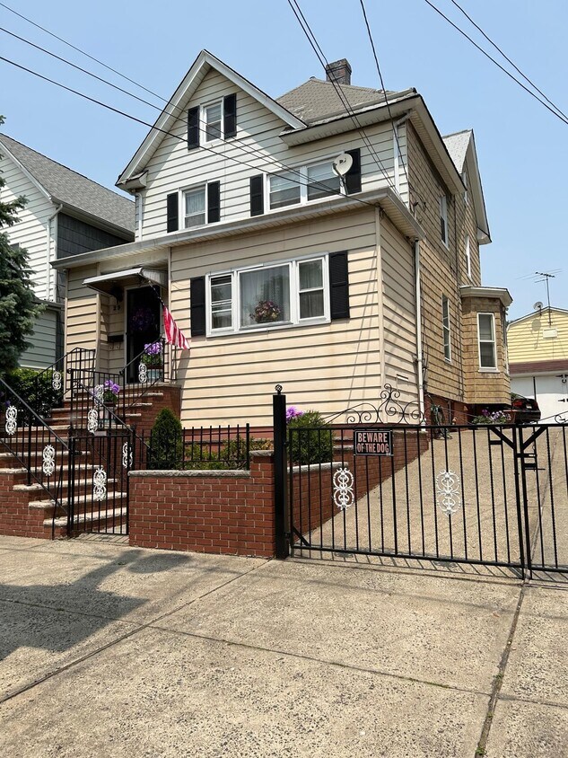 2931 E 43rd St Unit 2, Bayonne, NJ 07002 Room for Rent in Bayonne