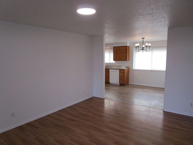 Foto del edificio - 2 Bedroom Duplex Near Library - Water/Sewe...