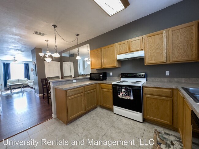 Foto del edificio - 2 br, 2.5 bath House - 3910 SW 20TH AVE UN...