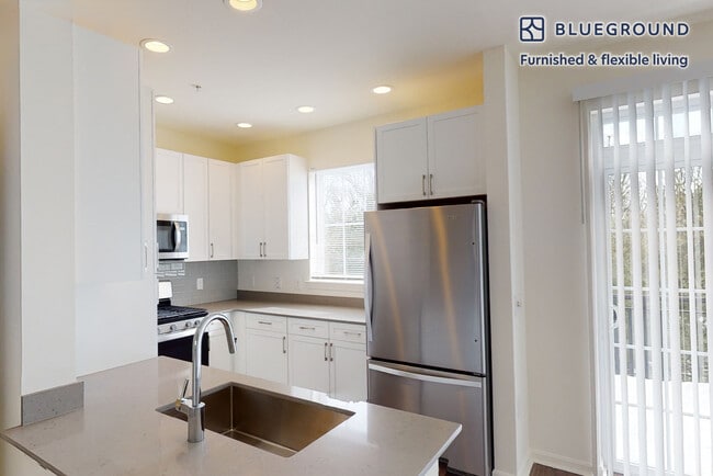 Building Photo - 14000 Avalon Dr