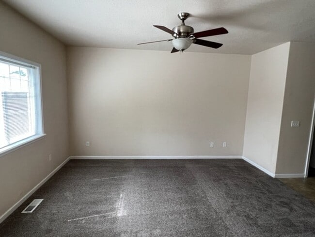 Building Photo - 3 BEDROOM TOWNHOME/ FENCED YARD/ ATTACHED GARAGE