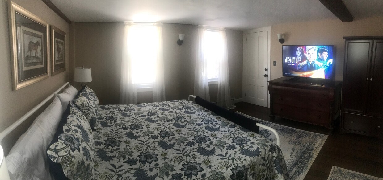 Large king bedroom with 50" tv w/ streaming channels - 82 High St