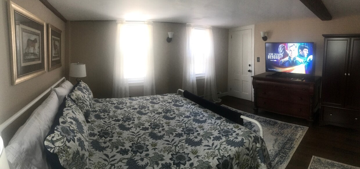 Large king bedroom with 50" tv w/ streaming channels - 82 High St