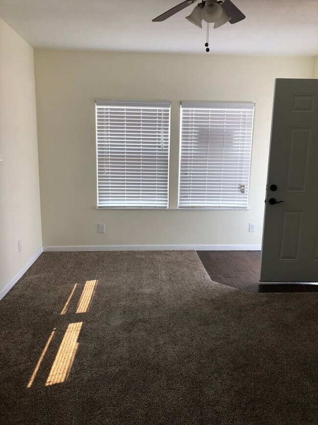 Foto del edificio - Charming 1 Bedroom Home With Yard