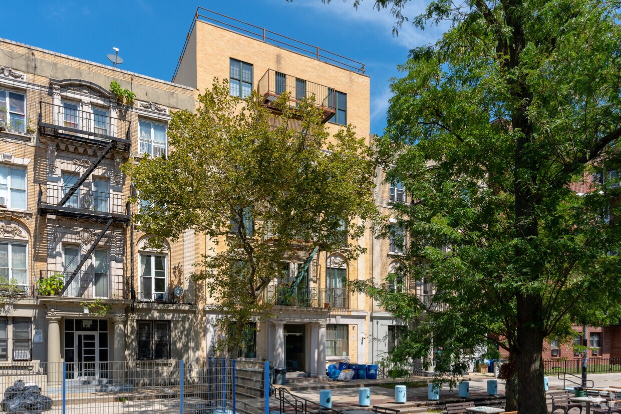Foto principal - 943 Saint Marks Ave