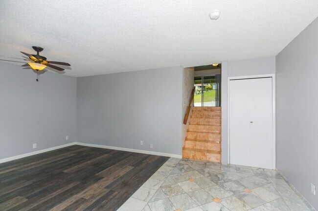 Foto del edificio - Spacious, pet friendly, updated townhome i...