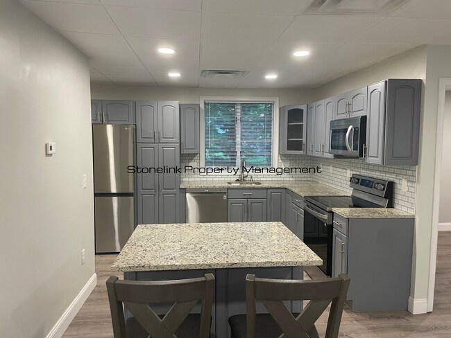 Foto del edificio - Fully Renovated Condo For Rent in Barrington!