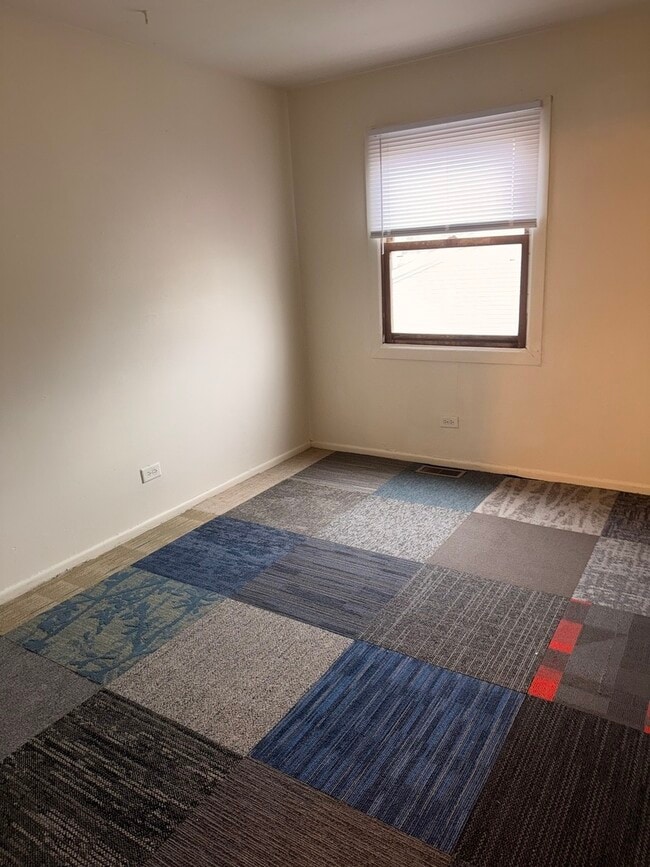 Building Photo - 5563 Allemong Dr