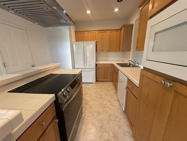 Building Photo - 1176 SE Tamora Ave