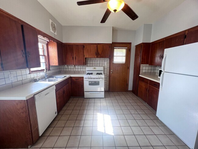 Building Photo - Adorable One Bedroom, Downtown GR!