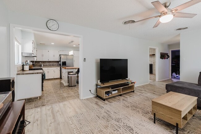 Building Photo - Adorable 3 Bedroom Home with Hot Tub