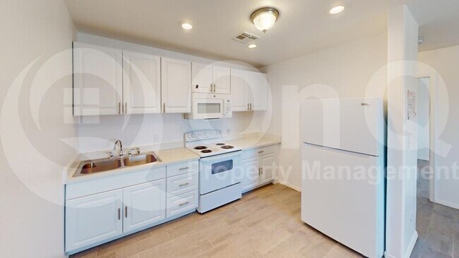 Building Photo - 4020 N Montezuma Dr