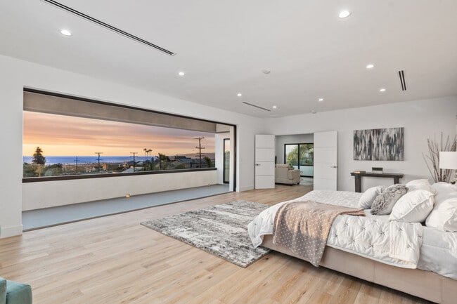 Dormitorio principal y balcón - 4386 Newport Ave