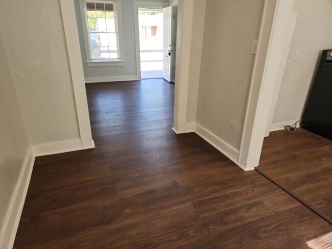 Foto del edificio - 1 Bed 1 Bath with wooden privacy fence