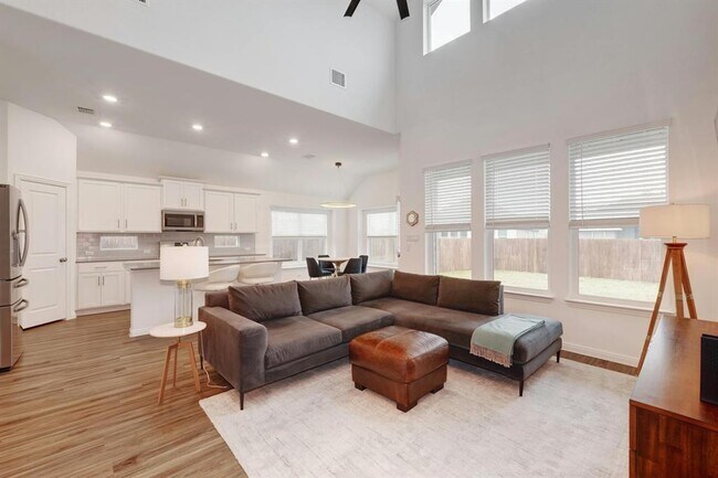 Building Photo - 404 Mante Ct