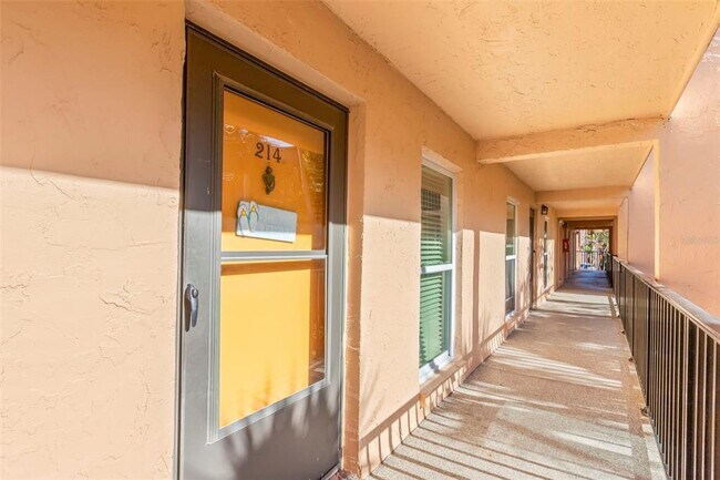 Foto del edificio - 8911 Blind Pass Rd