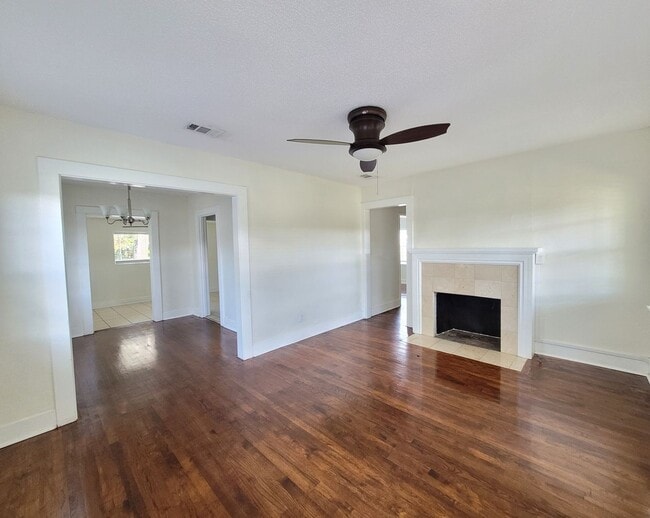 Building Photo - 3001 E De Soto St Pensacola. January Move-...