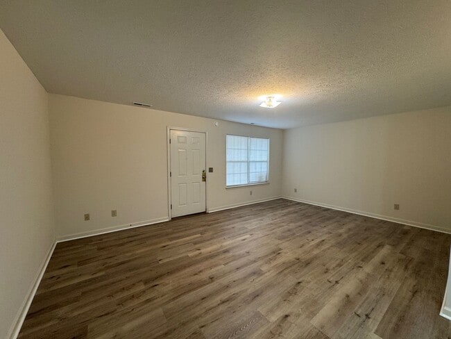 Building Photo - One level 2 Bedroom Apartment