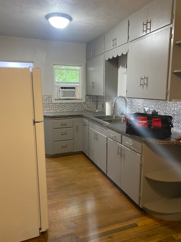 Building Photo - 735 Adrian Blvd