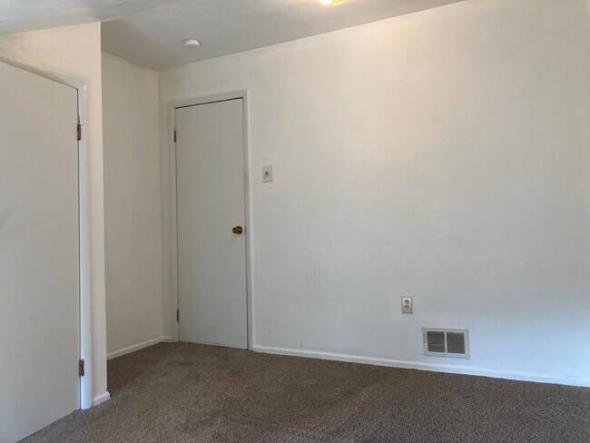 Building Photo - 5849 Roosevelt Ave