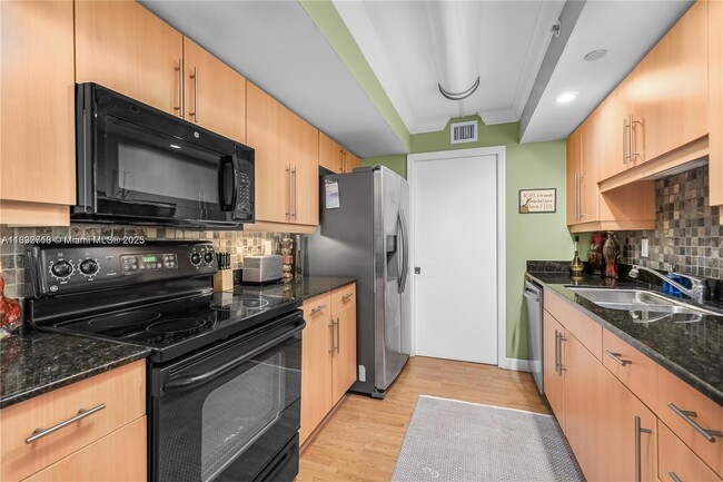 Building Photo - 6917 Collins Ave