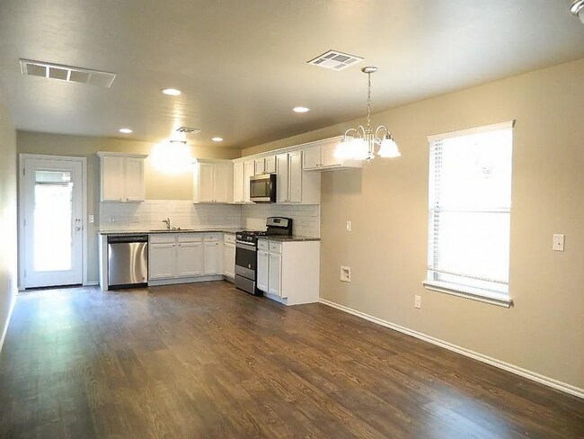 Building Photo - Beautiful 3 Bed 2 bath Home in Midwest City!